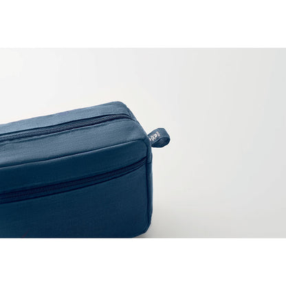 Detalle de asa para colgar con símbolo de cáñamo ecológico en neceser azul con cierre cremallera