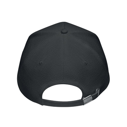Vista trasera de gorra negra con cierre de ajuste metálico