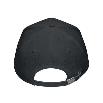 Detalle de cierre de hebilla metálica de gorra negra de cáñamo
