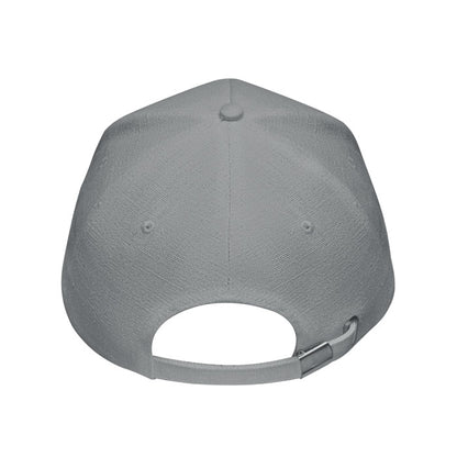 Detalle de cierre de hebilla metálica de gorra gris de cáñamo