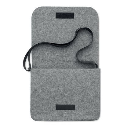 Bolsa RPET para ordenador 15'' gris con asa bandolera negra ajustable y cierre de velcro.