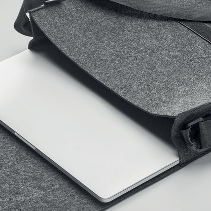 Bolsa para laptop 15'' gris rectangular, hecha de RPET con asa bandolera negra ajustable.