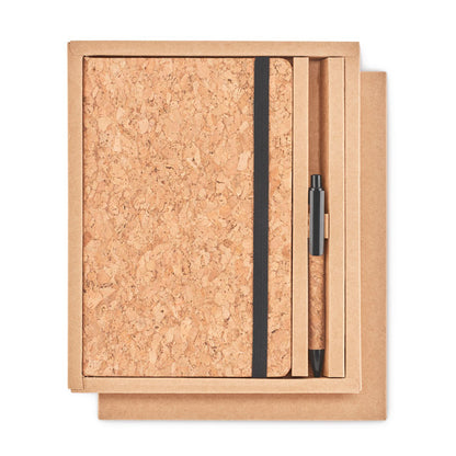 Libreta y bolígrafo de corcho con detalles en color negro presentados en caja de cartón kraft