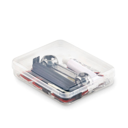 Caja transparente con kit de reparación de bicicleta completo en su interior.