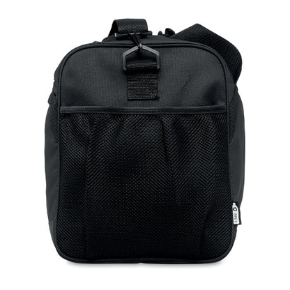Bolsillo lateral de rejilla en bolsa de deporte negra con pequeña etiqueta con símbolo RPET cosida en el lateral