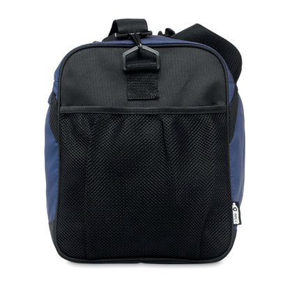 Bolsillo lateral de red en bolsa de deporte azul con pequeña etiqueta con símbolo RPET cosida en el lateral