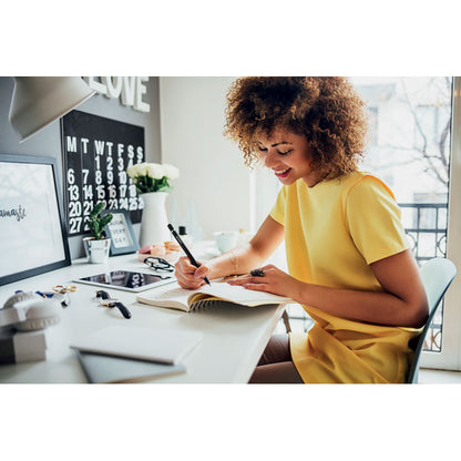 Mujer trabajando escribiendo en libreta