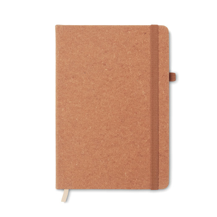 Vista frontal de libreta ecológica con tapa de cartón, cierre elástico y marcapáginas, ideal para apuntes y notas.