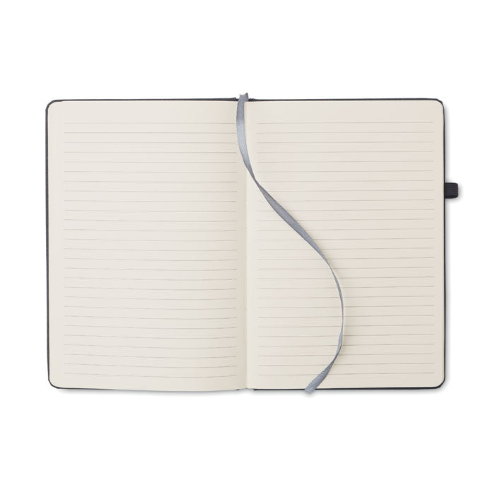 Interior de una libreta rayada PU reciclado A5, con páginas claras y cinta de marcador gris.