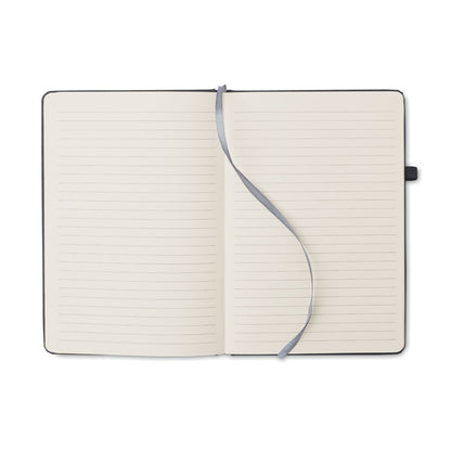 Libreta abierta con hojas rayadas y marcapáginas
