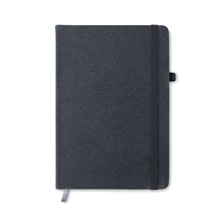 Cubierta en color gris oscuro de una libreta rayada, con cierre elástico y textura reciclada.