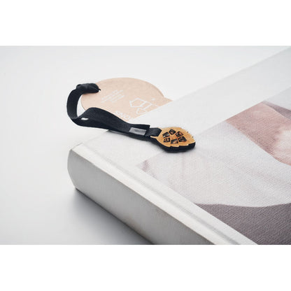 Libro con marcapáginas con cinta y detalle madera