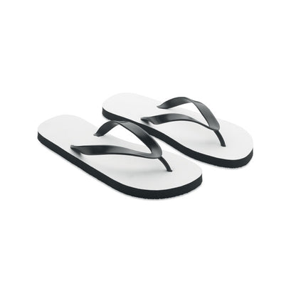 Vista lateral de chanclas de verano blancas con tiras negras