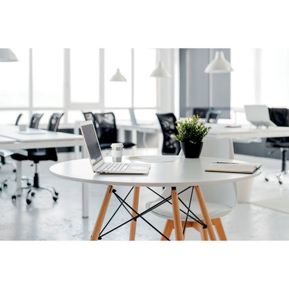 Vaso metálico de café con tapadera blanca sobre mesa de oficina