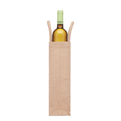 Vista lateral de botella de vino en bolsa de regalo de yute
