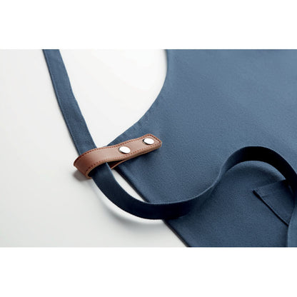 Detalle de las cintas de ajuste marrones de delantal