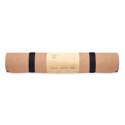 Esterilla de yoga de corcho enrollada con cinta negra para colgar