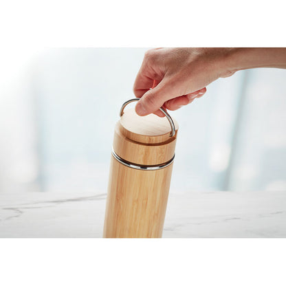 Mano sujetando asa de botella de madera