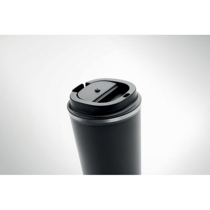 Detalle de tapadera de vaso de viaje negro