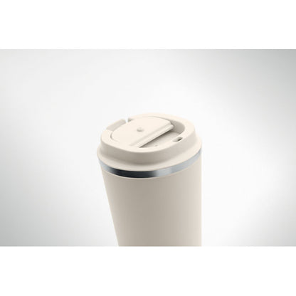 Detalle de tapadera de vaso de viaje beige