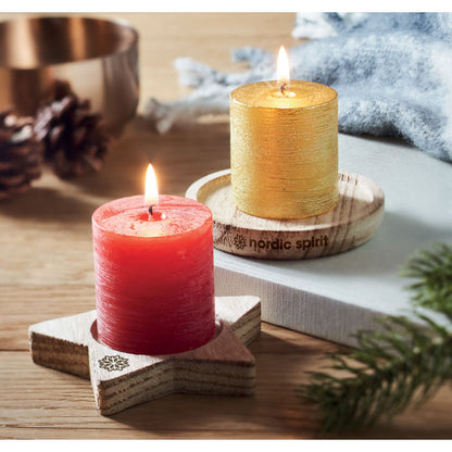 Velas con portavelas de madera sobre mesa