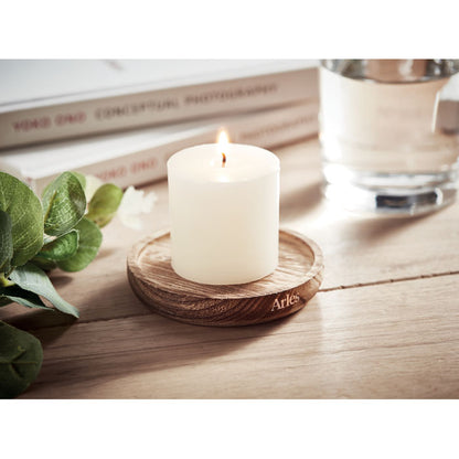 mesa con vela encendida y porta velas de madera
