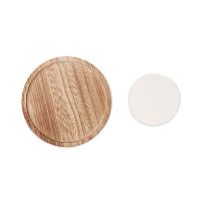 Vista superior de porta velas de madera y vela blanca