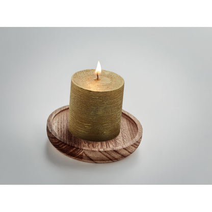 Vela encendida sobre porta velas de madera redondo fondo gris