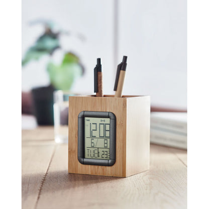 Porta bolígrafos de madera con reloj digital en mesa