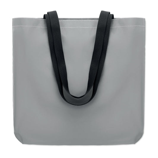 Bolsa de compra reflectante de poliéster en color plata mate con asas negras, diseño práctico y funcional.