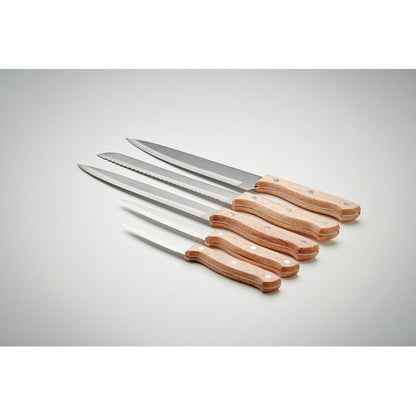 5 cuchillos de cocina sobre un fondo gris neutro