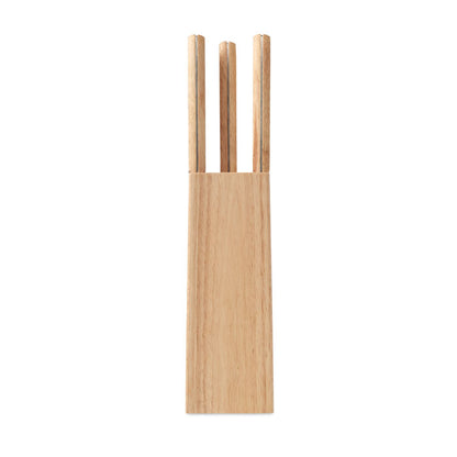 Vista trasera de soporte de madera con cuchillos de cocina