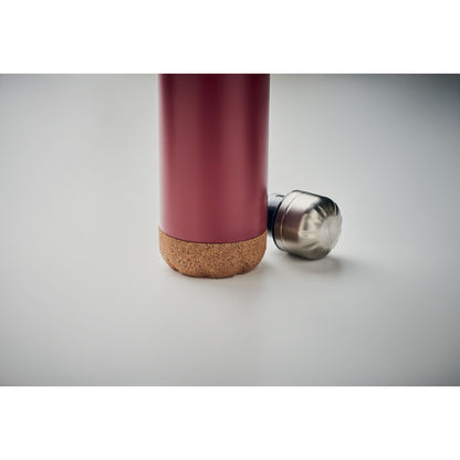 parte baja de botella de acero roja con corcho y tapón