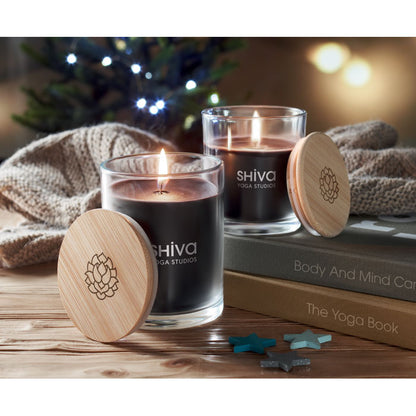 Foto navideña con 2 velas de vidrio negras con logos impresos