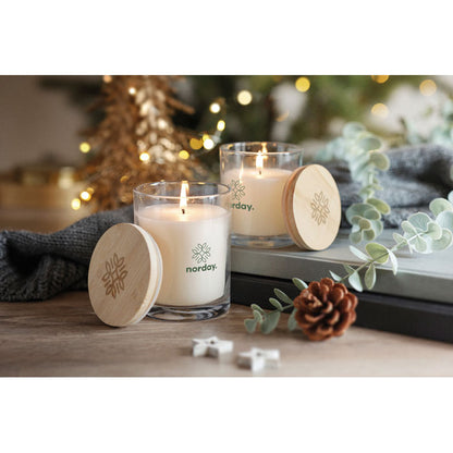 Foto navideña con 2 velas de vidrio blancas con logos impresos