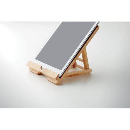 Detalle de tablet sobre soporte de madera sobre fondo gris neutro