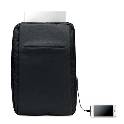 Móvil cargando en mochila negra a través del conector tipo A y cable para power bank
