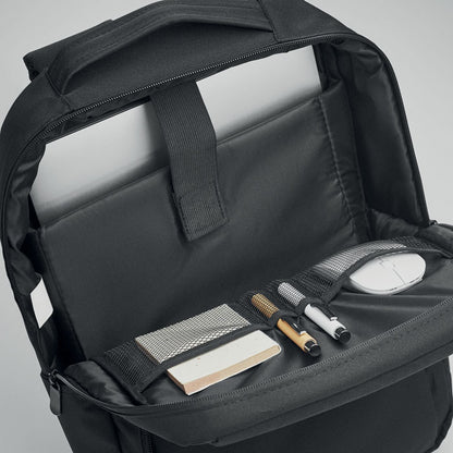 Compartimento interior de mochila con ordenador portátil y bolsillos de rejilla con bolígrafos, ratón y libreta