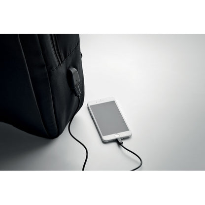 Detalle de cable de conexión para cargar el movil a través de la mochila con una power bank externa