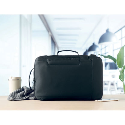 Maletín mochila para portátil de poliester negro en horizontal sobre mesa de madera