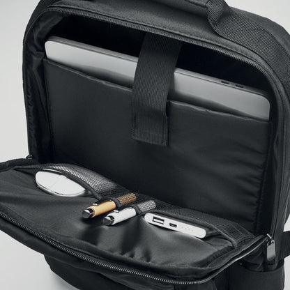 Vista de interior de mochila con compartimento con ordenador portátil y varios compartimentos con batería externa, bolígrafos y ratón