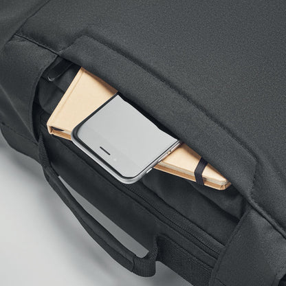 Detalle de bolsillo exterior en parte superior con cremallera con libreta y móvil