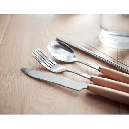 Cuchillo, tenedor, cuchara alineados sobre una mesa