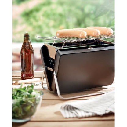 Barbacoa de mesa con salchichas y botella sobremesa de madera