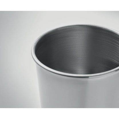 Detalle de parte superior e interior de vaso de acero inoxidable