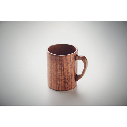 Taza de madera de roble sobre fondo gris neutro