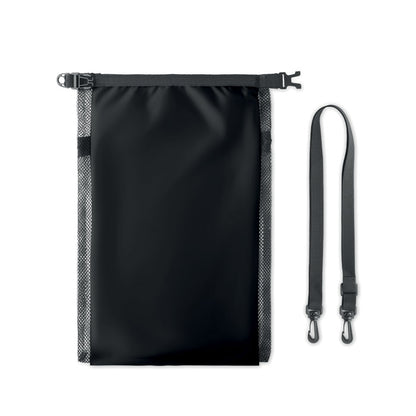 Bolsa de poliéster impermeable negracon rejilla en parte exterior y con asa bandolera desmontable