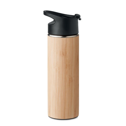 Vista lateral de botella de acero inoxidable con revestimiento de bambú , tapa negra de plástico negro con asa para transportar