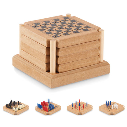 4 posavasos de corcho con tablero de juegos en la parte superior y presentados en soporte de madera