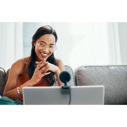 Mujer con portátil y cámara web con pinza